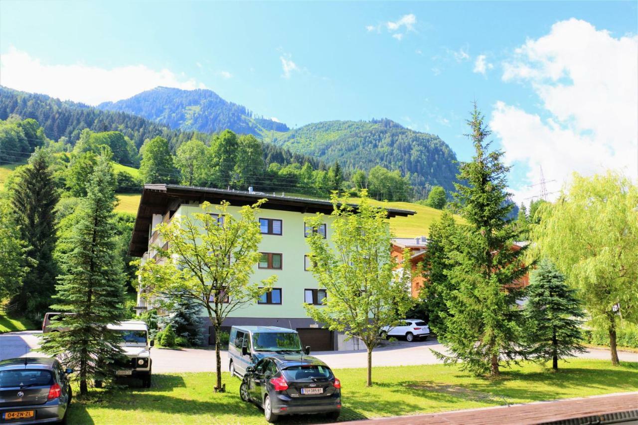 Green Wall Apartment Kaprun Bagian luar foto